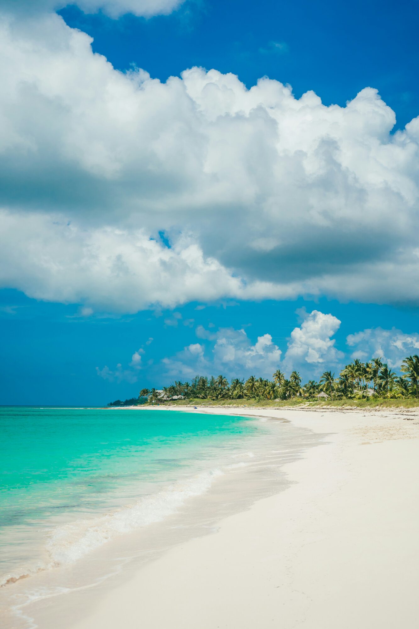 A pristine white sand Bahamas beach lapped by stunning turquoise waters - Horizon Luxury Crewed