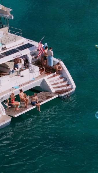 Experience a little peak into life on charter with Bliss in the British Virgin Islands 🌴 All-inclusive and total luxury!
Designed for ultimate comfort, adventure, and relaxation, BLISS accommodates up to 10 guests across 5 spacious ensuite queen cabins. 

📧crewed@horizonyachtcharters.com
🧑‍💻horizonluxurycrewed.com